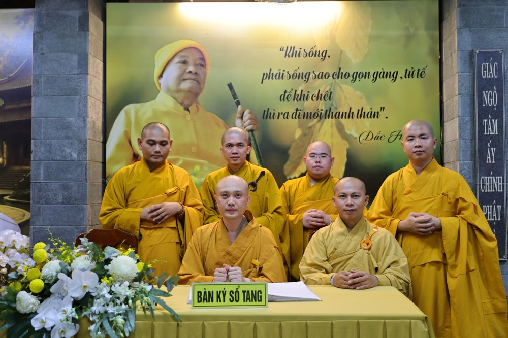 Vĩnh Long: Ngày thứ 3 lễ tang Trưởng lão Hòa thượng Thích Phước Tú, Ban Thư ký - Văn phòng Ban Trị sự GHPGVN tỉnh kính viếng