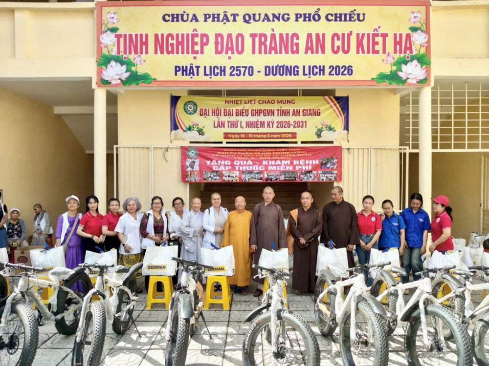 An Giang: Đoàn Ban Từ thiện xã hội Trung ương trao quà, xe đạp cho người dân khó khăn và học sinh tại Trung tâm Từ thiện xã hội Phật Quang
