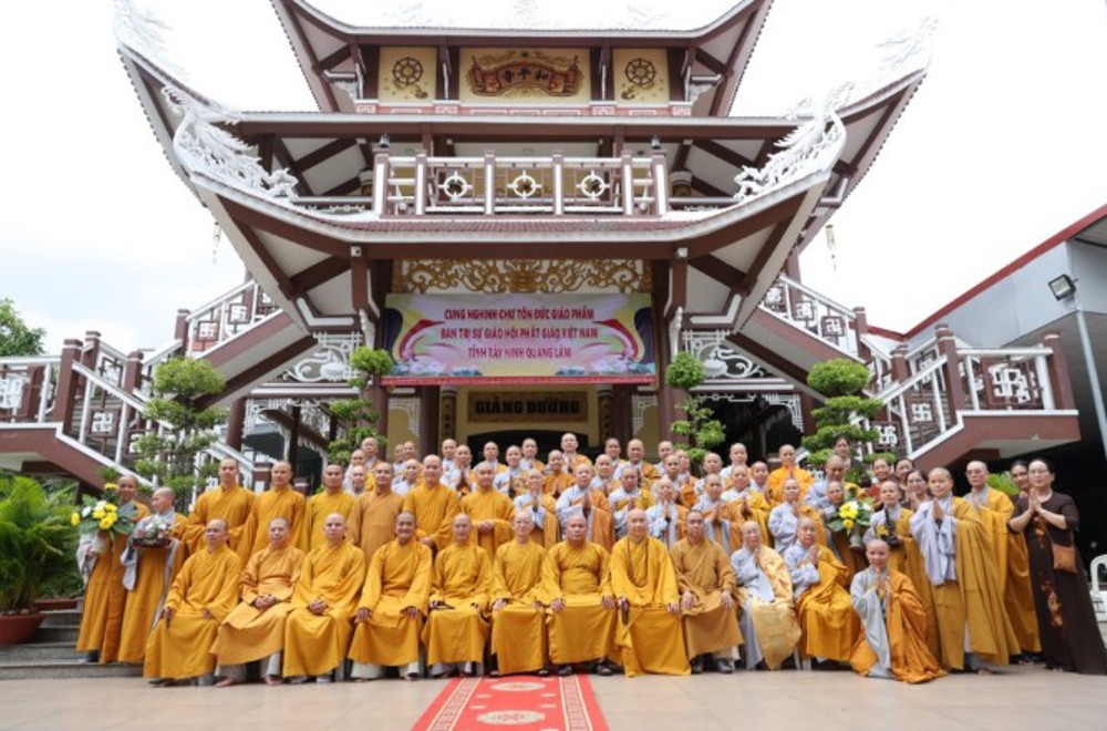 Tây Ninh: Ban Thường trực BTS GHPGVN tỉnh thăm và cúng dường Trường hạ chùa Hòa Bình