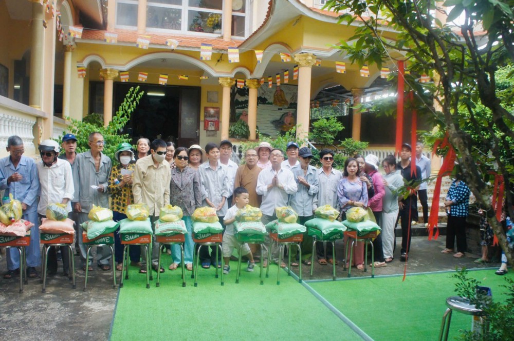 Vĩnh Long: Chùa Thắng Quang nối dài hạnh nguyện từ bi qua chương trình trao 200 phần quà đến người khiếm thị