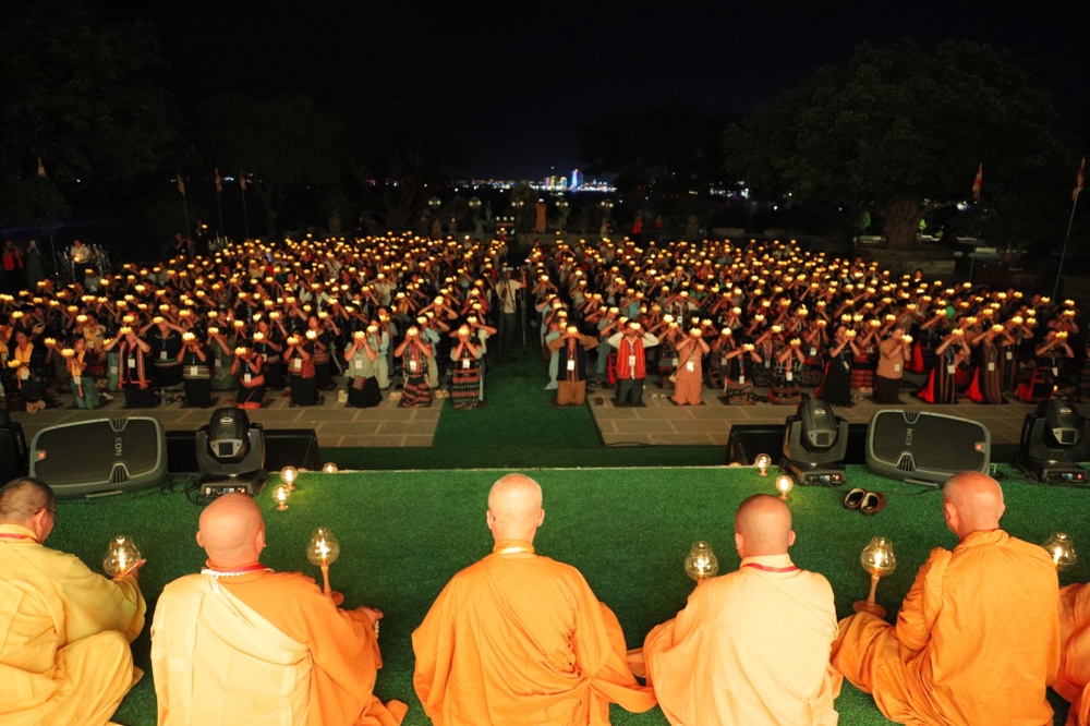Đà Nẵng: Lung linh đêm thắp nến “Ánh lửa nguồn cội” tại khóa tu đồng bào Phật tử dân tộc