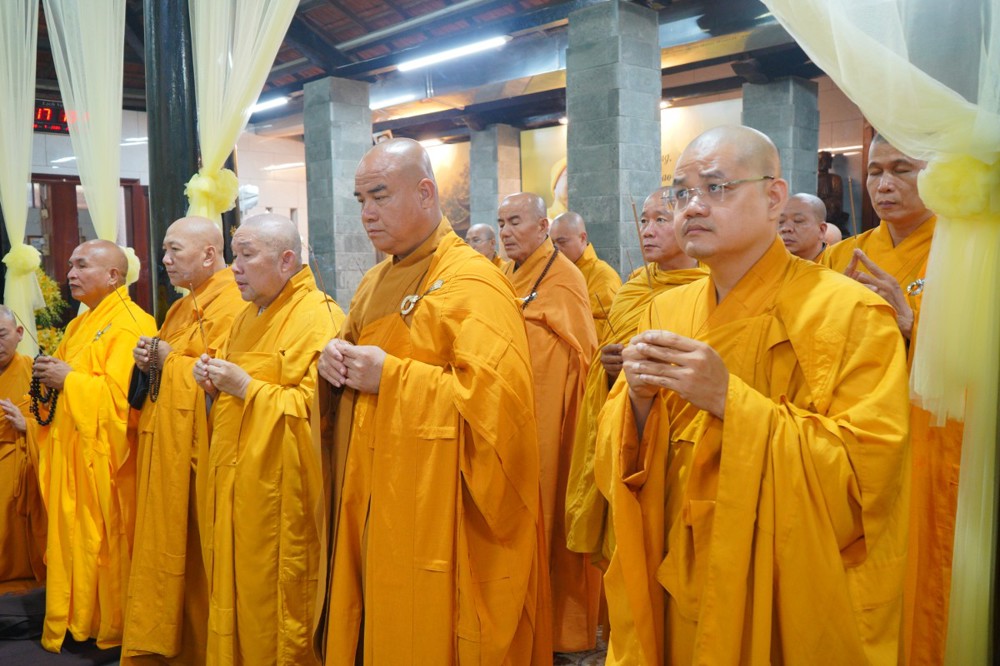 Thường trực Ban Trị sự GHPGVN tỉnh Đồng Tháp viếng Tang lễ Trưởng lão Hòa thượng Thích Phước Tú tại chùa Giác Thiên