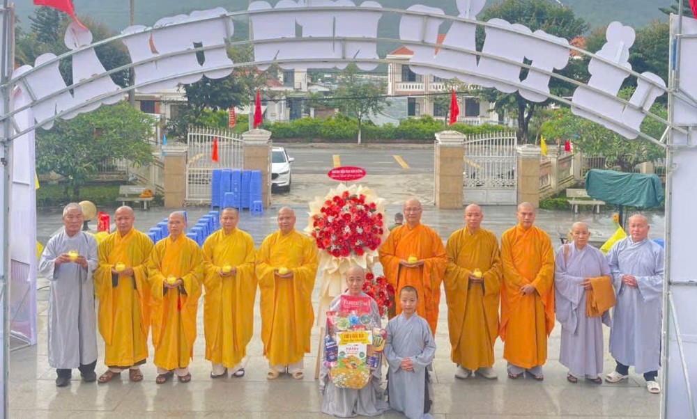 Lâm Đồng: Ban Đại diện Phật giáo liên xã Đơn Dương dâng hoa, thắp hương tưởng niệm các Anh hùng Liệt sĩ