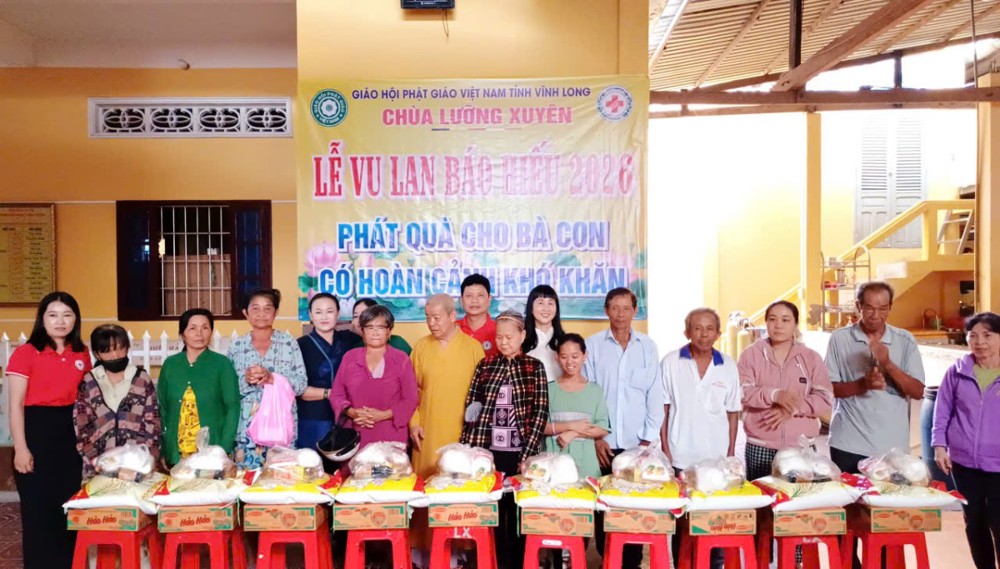 Vĩnh Long: Chùa Lưỡng Xuyên – chùa Phước Tường trao tặng 300 phần quà đến bà con có hoàn cảnh khó khăn