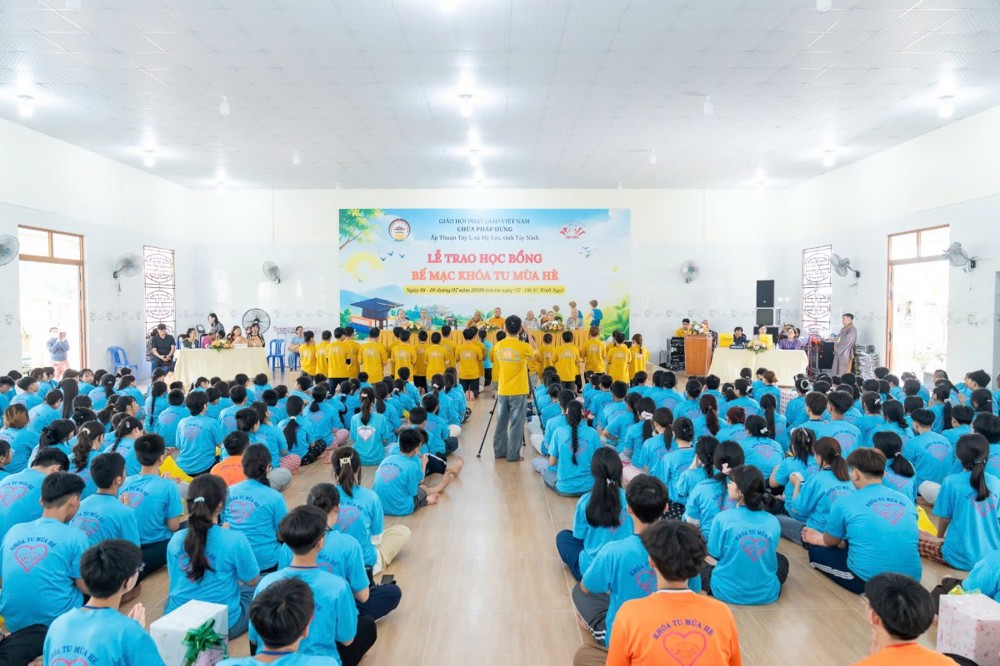 Tây Ninh: Bế mạc Khóa sinh hoạt Phật pháp mùa hè "Thắp sáng niềm tin" lần thứ 8, trao học bổng cho học sinh và khóa sinh