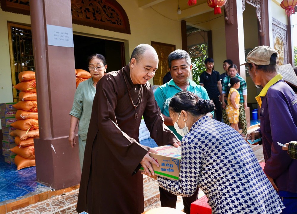 An Giang: Chùa Phổ Quang trao 150 phần quà đến bà con khó khăn nhân mùa Vu lan