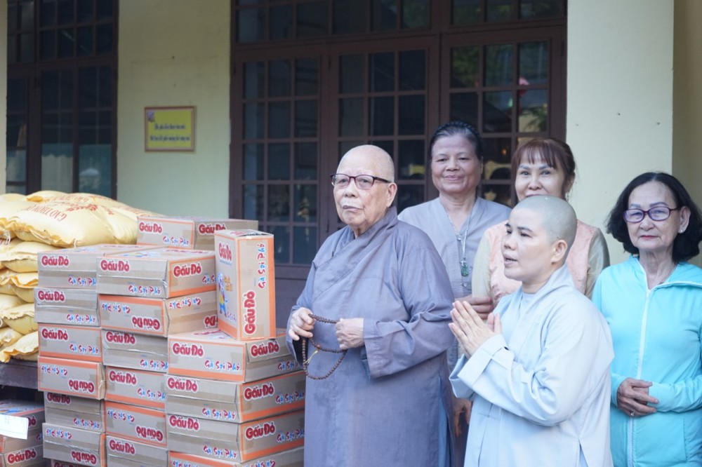 Đà Nẵng: Tổ đình Bảo Quang tặng quà cho người khiếm thị nhân ngày Bồ Tát Quán Thế Âm thành đạo
