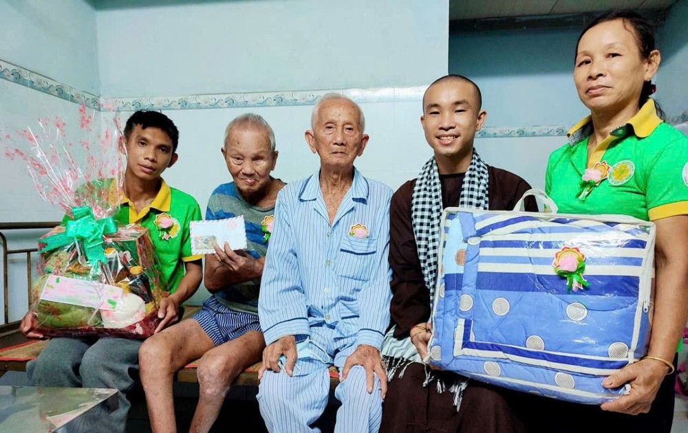 “Hoa hồng xuống phố” – Nét đẹp mùa Vu lan