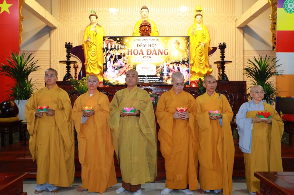 Tây Ninh: Trang nghiêm đêm hội hoa đăng tại chùa Linh Nguyên