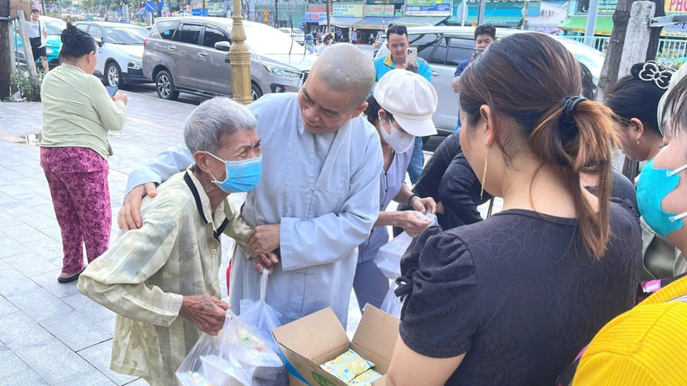 TP.HCM: Chùa Từ Huệ gieo duyên 1.000 phần cơm chay đến người dân khó khăn và bệnh nhân