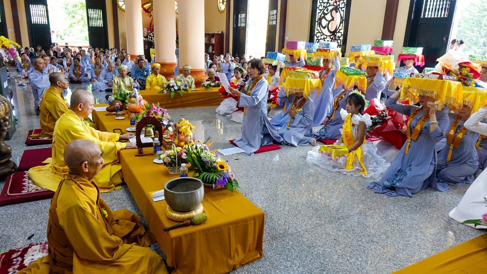 Quảng Ngãi: Chùa Tháp Kỳ Quang tổ chức Đại lễ Vu Lan – Bông hồng cài áo, dâng y ca-sa và chúc thọ