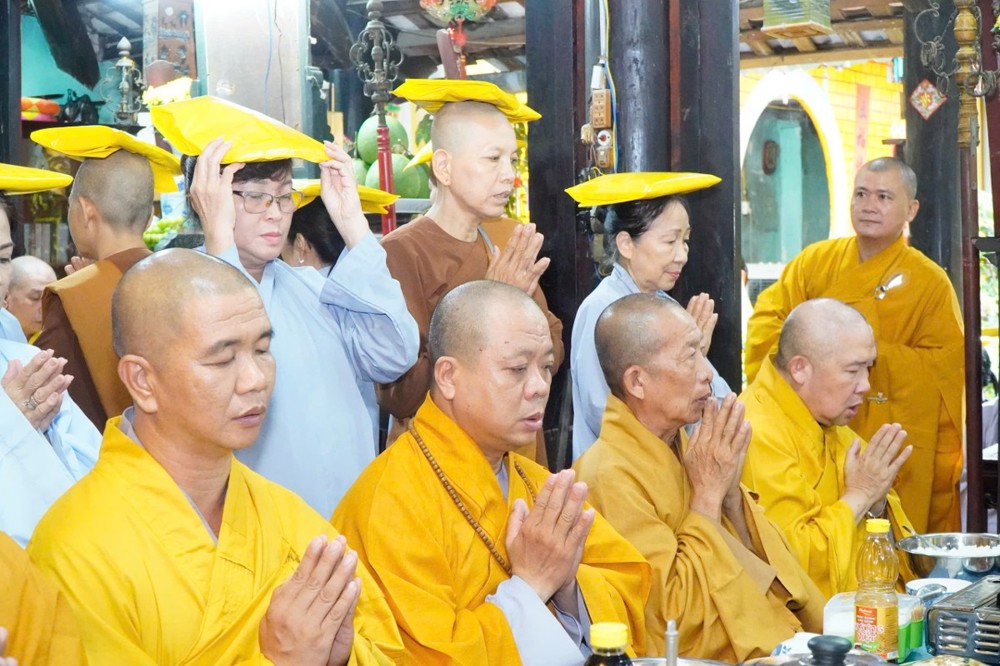 Đồng Tháp: Trang nghiêm Lễ dâng cúng Pháp y mùa an cư tại tổ đình Phước Hưng