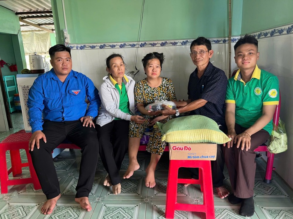 Tây Ninh: “Hiếu Đạo Tự Tâm – Mùa 6” trao quà đến người già neo đơn, hộ khó khăn