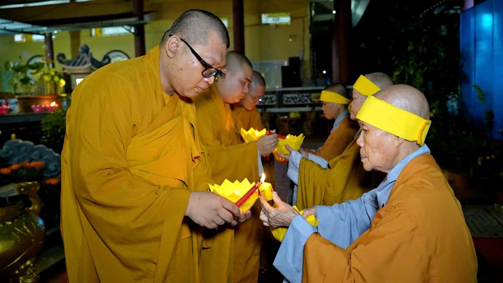Cần Thơ: Trang nghiêm lễ thắp nến tri ân tưởng niệm cố Ni trưởng Thích Nữ Minh Đạo