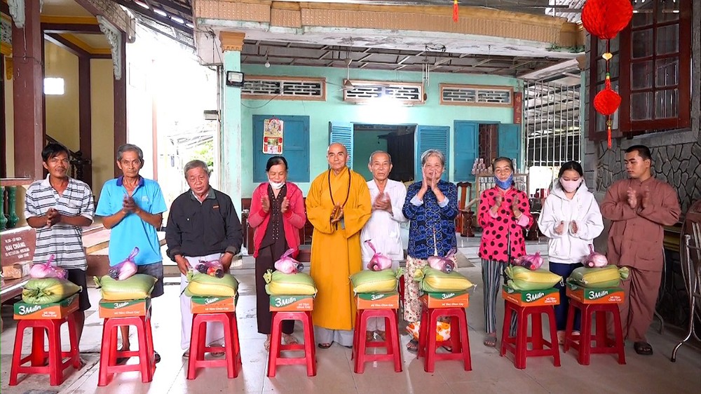 Đồng Tháp: Chùa Phước Đức trao 100 phần quà đến bà con có hoàn cảnh khó khăn nhân mùa Vu lan