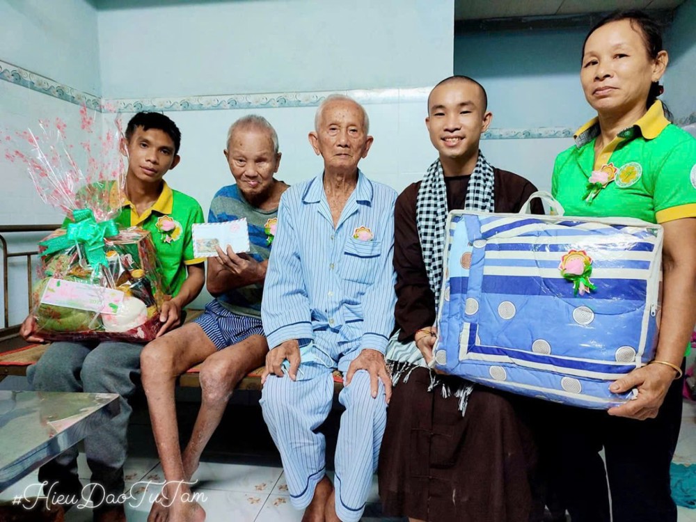 “Hoa hồng xuống phố” – Nét đẹp mùa Vu lan
