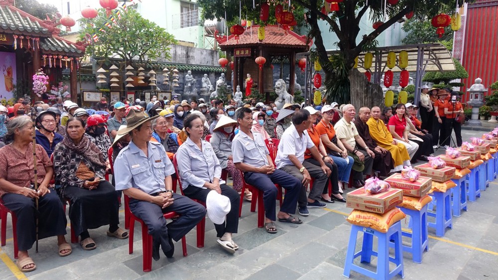 Quảng Ngãi: Chùa Huệ Hương trao 200 phần quà đến bà con khó khăn mùa Vu Lan PL.2570