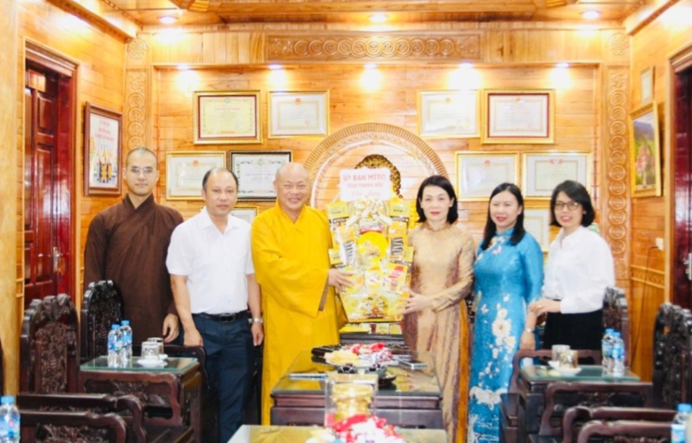Đoàn Ủy ban MTTQ Việt Nam tỉnh Thanh Hóa thăm, chúc mừng Vu Lan đến Thượng tọa Thích Tâm Định