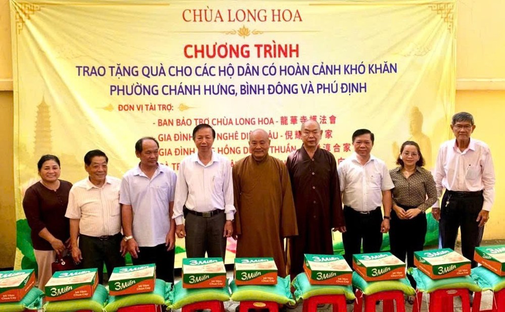 TP.HCM: Chùa Long Hoa trao tặng quà đến người dân khó khăn mùa Vu Lan – Báo hiếu