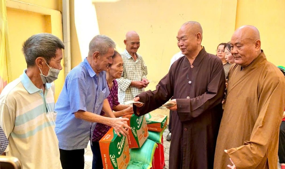 TP.HCM: Chùa Long Hoa trao tặng quà đến người dân khó khăn mùa Vu Lan – Báo hiếu