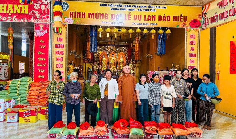 Gia Lai: Chùa Bửu Tịnh trao 215 phần quà đến người dân có hoàn cảnh khó khăn