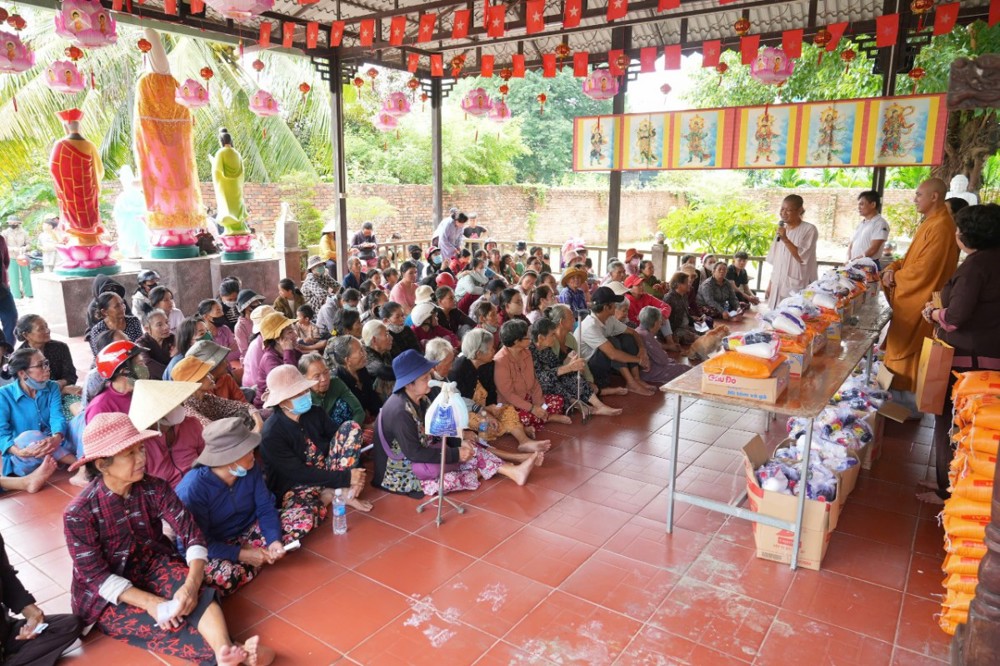 Lâm Đồng: Chùa Linh Hòa tổ chức lễ Vu Lan và trao 300 phần quà đến bà con khó khăn