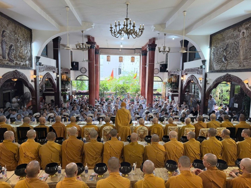 TP.HCM: Hơn 1.000 Phật tử dự khóa tu Bát quan trai, dâng pháp y nhân mùa Vu Lan tại Tổ đình Phổ Quang