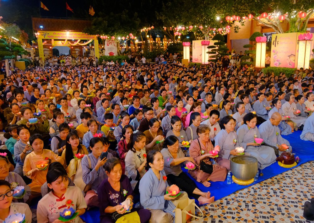 An Giang: Lễ Vu lan - thắp hoa đăng tri ân cha mẹ tại chùa Ngọc Bửu Hương