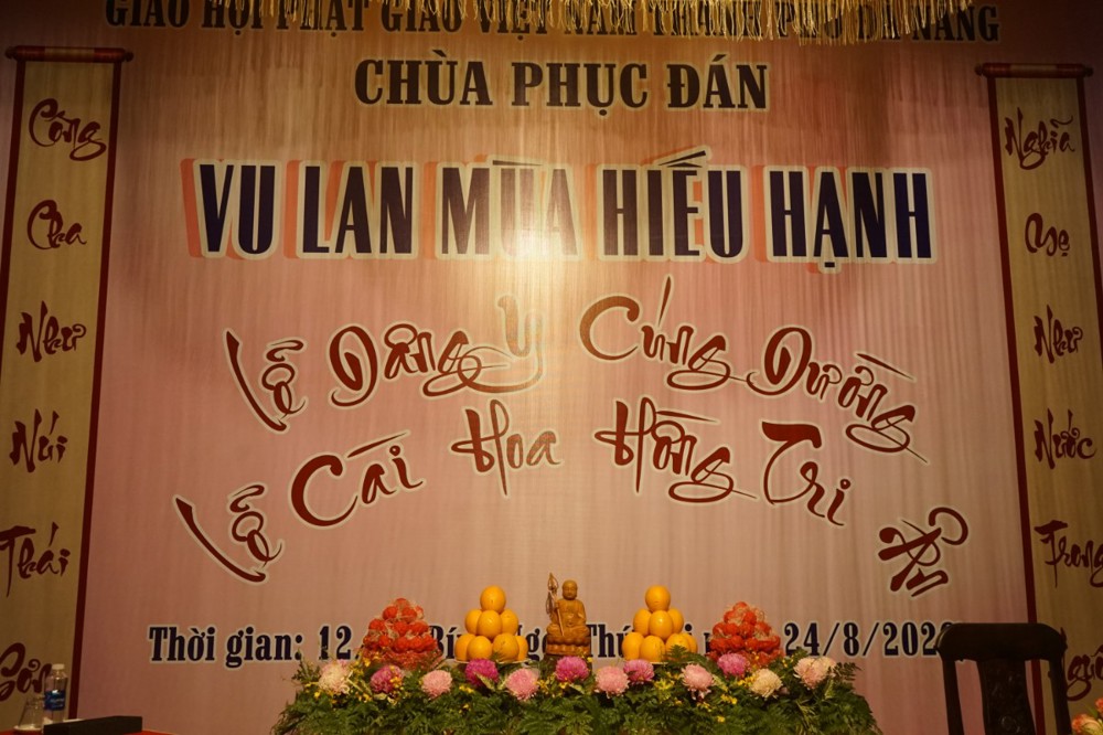 Đà Nẵng: Chùa Phục Đán tổ chức cài hoa hồng và dâng y mùa Vu Lan 
