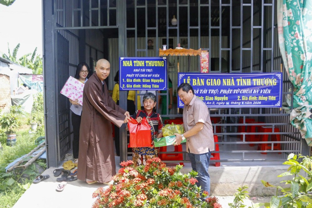 An Giang: Chùa Kỳ Viên trao nhà tình thương đến cụ bà neo đơn 