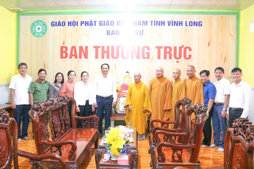 Vĩnh Long: Lãnh đạo tỉnh thăm, chúc mừng Đại lễ Vu lan chư Tôn đức Văn phòng Thường trực II – chùa Lưỡng Xuyên