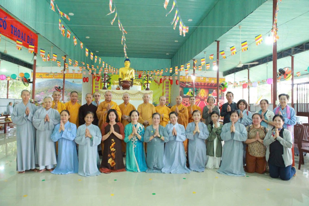 Chùa Huyền Trang thăm, đảnh lễ và cúng dường các trường hạ tại TP.HCM và Đồng Nai