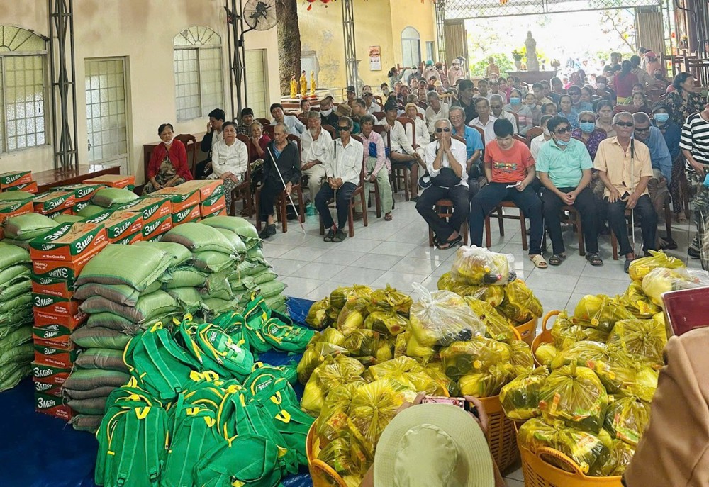 Vĩnh Long: Chùa Quốc Ân kết nối yêu thương, trao 150 phần quà nhân mùa Vu Lan Thắng Hội