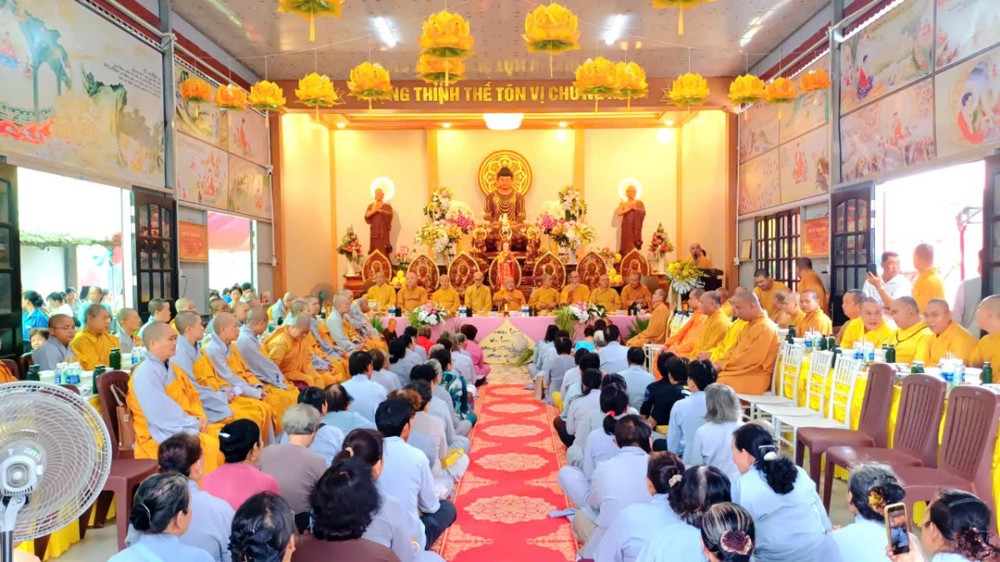 Vĩnh Long: Đạo tràng Hoa Nghiêm long trọng tổ chức Đại lễ Vu Lan – Dâng y Ca-sa PL.2570