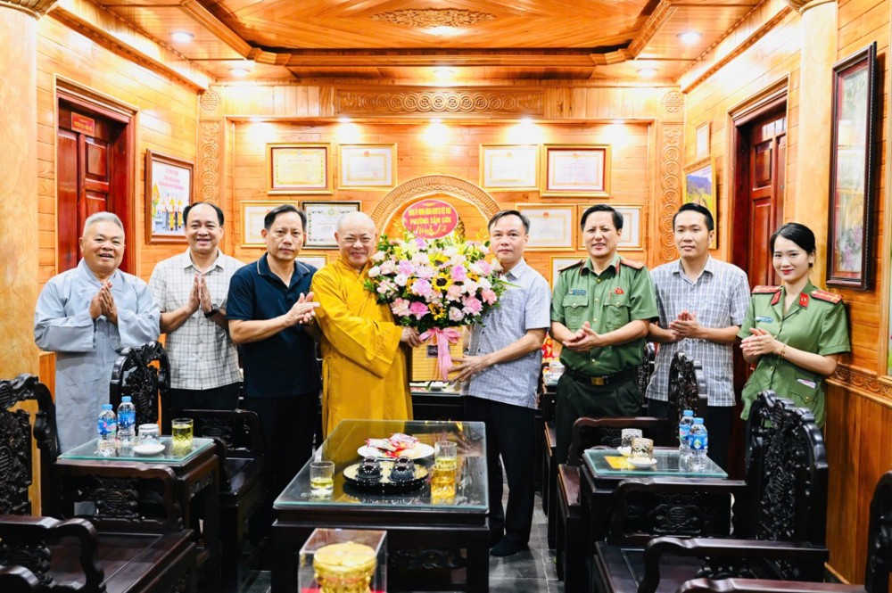 Thanh Hóa: Lãnh đạo UBND phường Sầm Sơn thăm, chúc mừng Thượng tọa Thích Tâm Định nhân mùa Vu Lan PL.2570