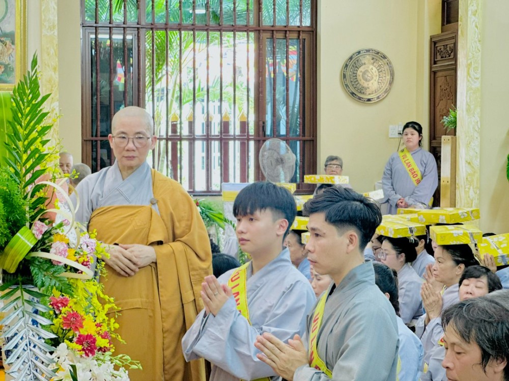 TP.HCM: Chùa Dược Sư tổ chức lễ dâng pháp y mùa Vu Lan – Báo hiếu