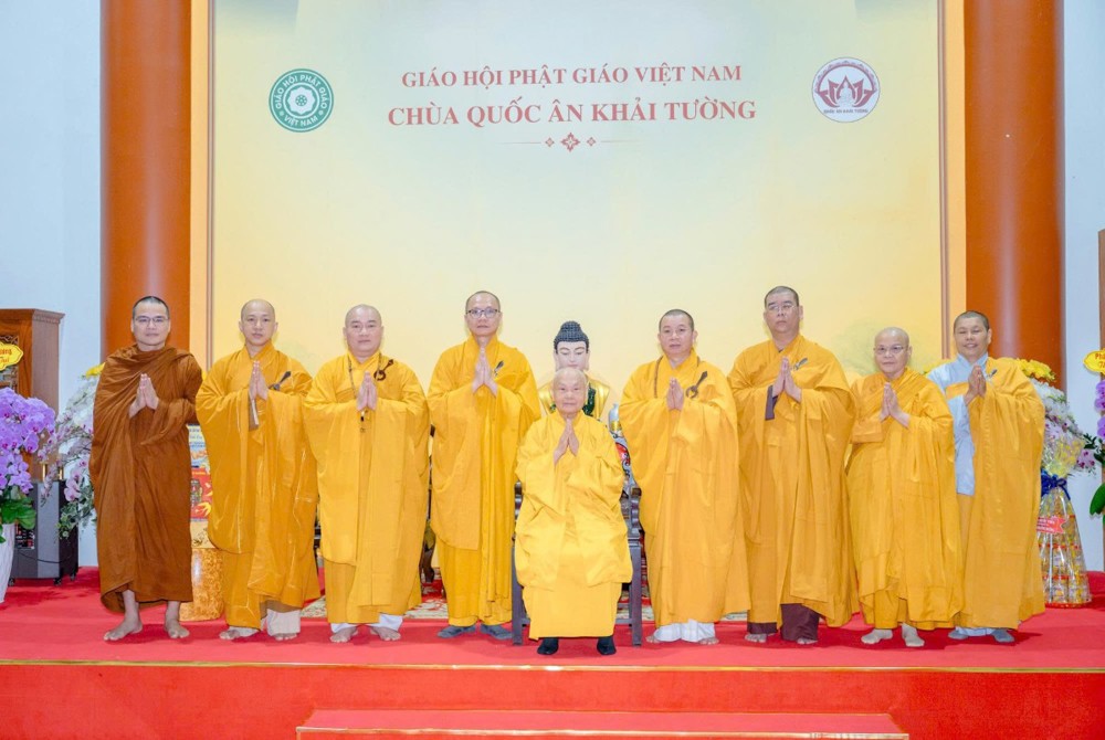 Đồng Nai: Ban Giám hiệu và Tăng Ni sinh Trường Trung cấp Phật học khánh tuế chư Tôn giáo phẩm
