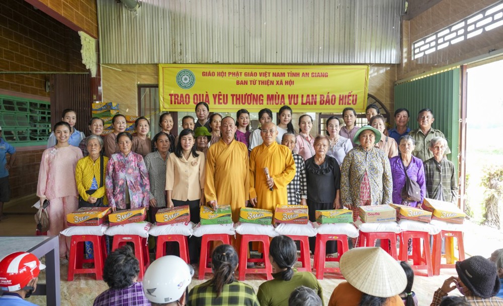 An Giang: Chùa Pháp Hòa trao 150 phần quà đến bà con có hoàn cảnh khó khăn
