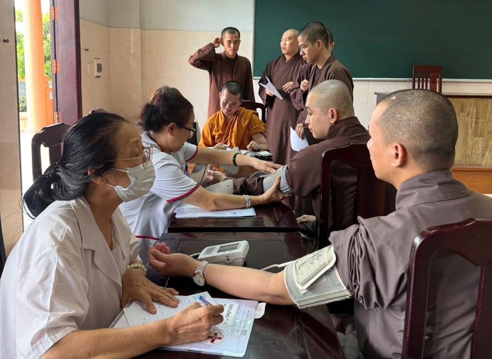 TP.HCM: Hội Từ thiện chùa Tường Nguyên khám, tầm soát sức khỏe cho chư Tăng Ni Học viện Phật giáo Việt Nam