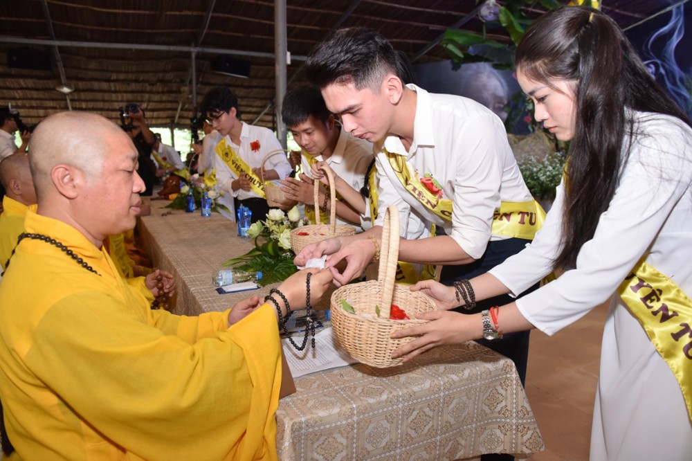Đông đảo Phật tử trở về Viện Chuyên Tu tham dự Đại lễ Vu Lan