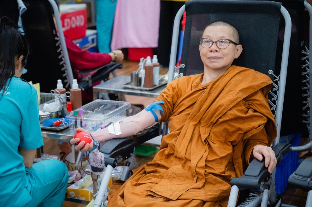 Hà Nội: Gần 200 đơn vị máu trao đi từ “Giọt hồng Vu Lan” tại chùa Long Hưng