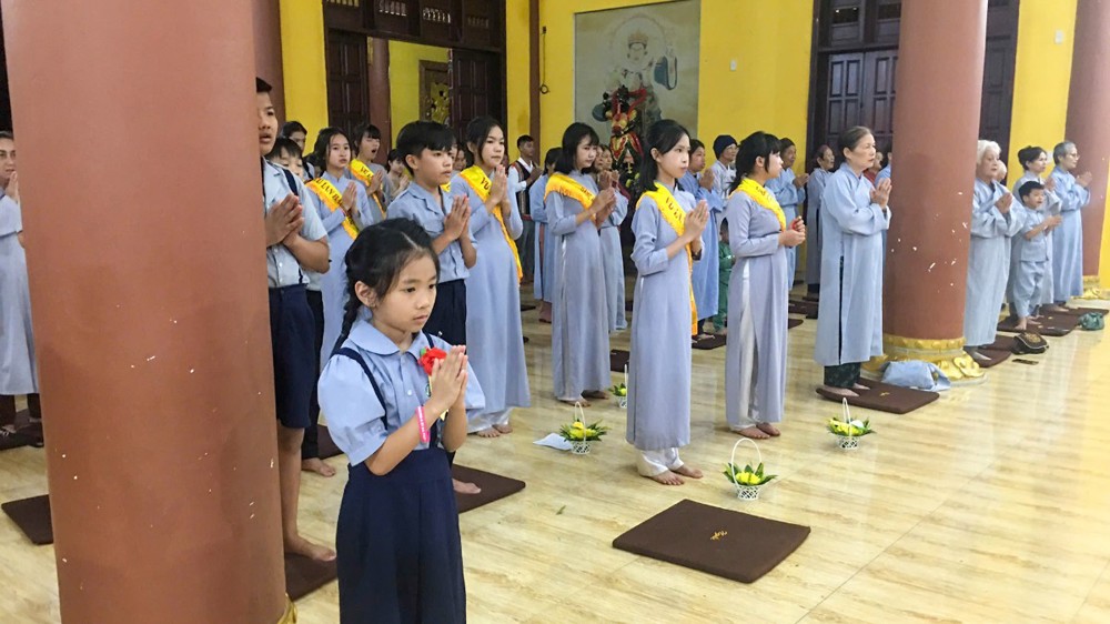 Quảng Ngãi: Chùa Khánh Sơn trang nghiêm tổ chức lễ Vu Lan – Bông hồng cài áo