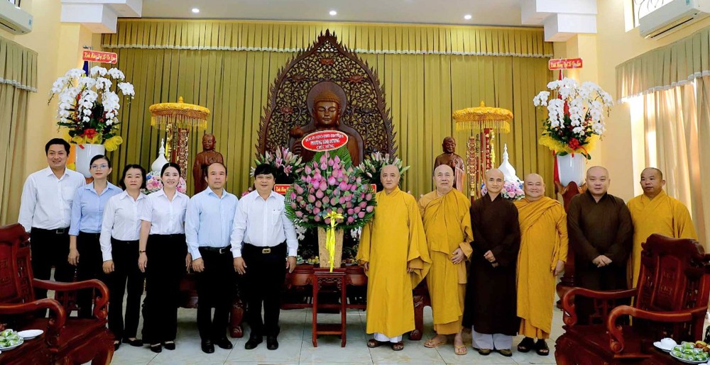 TP.HCM: Lãnh đạo phường Bình Dương thăm, chúc mừng Chùa Hội An nhân Đại lễ Vu lan Báo hiếu