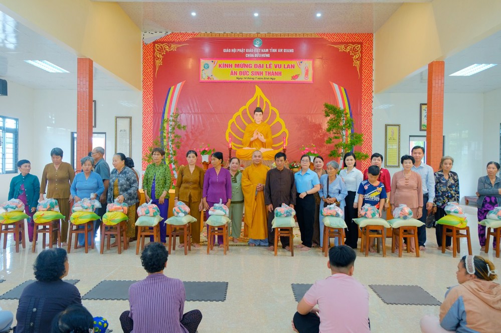 An Giang: Chùa Bửu Hưng trao 200 phần quà nhân mùa Vu lan 2026