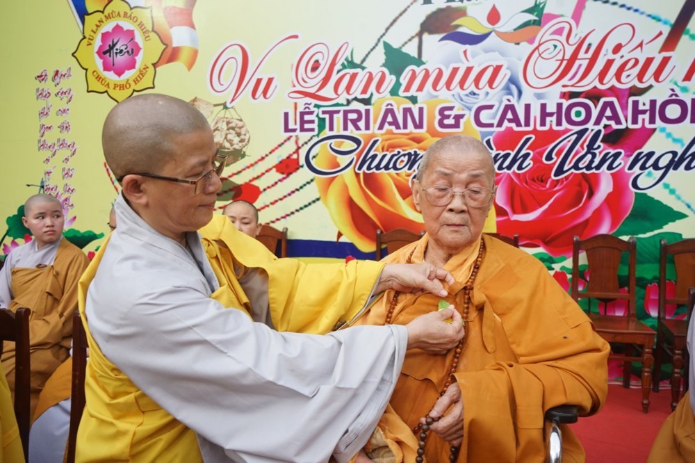 Đà Nẵng: Lễ tri ân và cài hoa hồng mùa Vu lan tại chùa Phổ Hiền