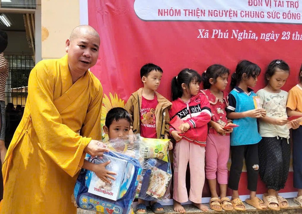 Đồng Nai: Chùa Đức Hạnh trao 200 phần quà cho học sinh xã Phú Nghĩa