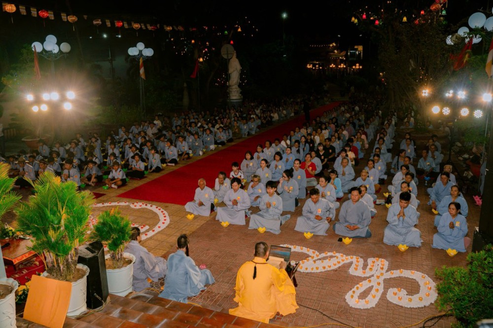 Đắk Lắk: Hơn nghìn Phật tử tham dự Đêm hội Hoa đăng cầu nguyện nhân Đại lễ Vu Lan tại Tổ đình Bảo Lâm