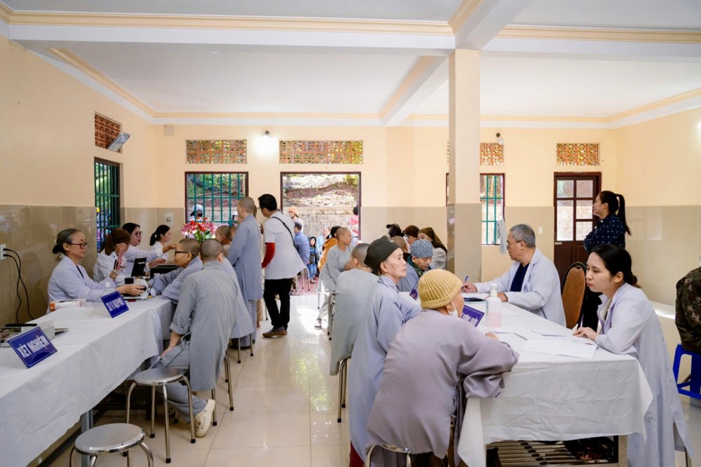 Lâm Đồng: Phân ban Từ thiện Xã hội Y tế T.Ư chăm sóc sức khỏe chư Ni tại trường hạ Chùa Nguyên Không 