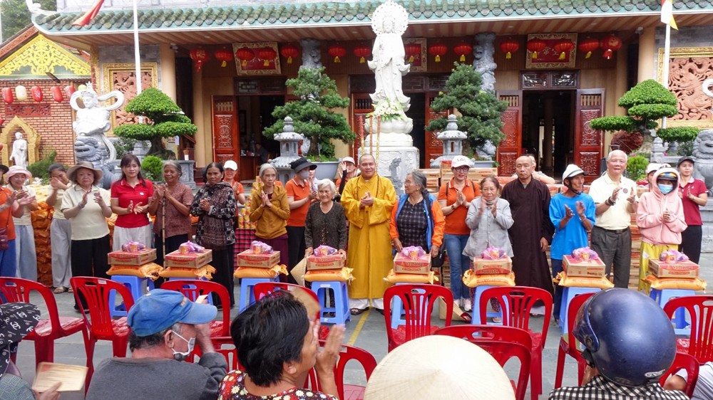 Quảng Ngãi: Chùa Huệ Hương trao 200 phần quà đến bà con khó khăn mùa Vu Lan PL.2570