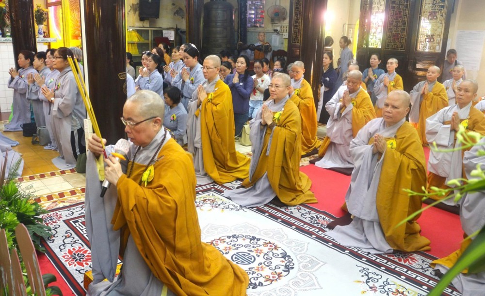 TP.HCM: Chùa Sắc Tứ Huệ Lâm tổ chức Đại lễ Vu Lan, dâng pháp y và trao quà đến người dân khó khăn